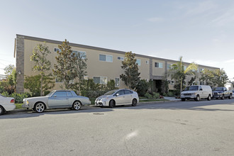 Country Club West Apartments in Lakewood, CA - Building Photo - Building Photo