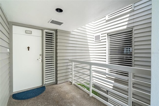 615 Dream Island Pl, Unit 201 in Longboat Key, FL - Building Photo - Building Photo