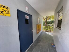 871 NE 195th St in Miami, FL - Building Photo - Building Photo