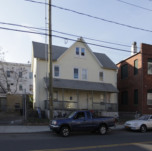 641 Pacific St in Stamford, CT - Foto de edificio - Building Photo