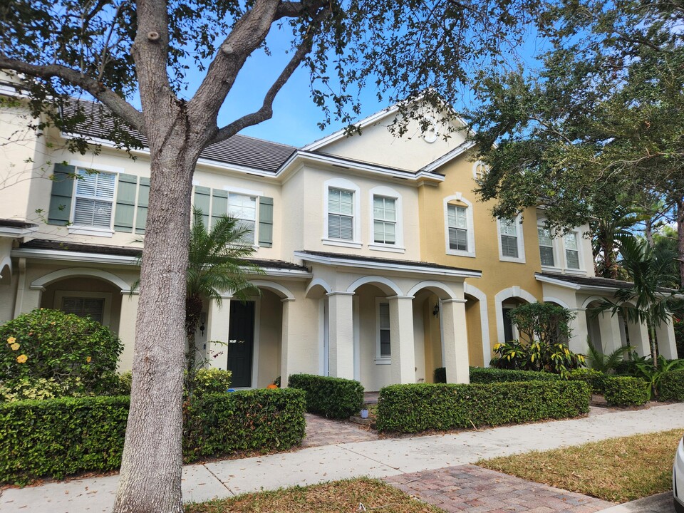 705 Dakota Dr in Jupiter, FL - Foto de edificio