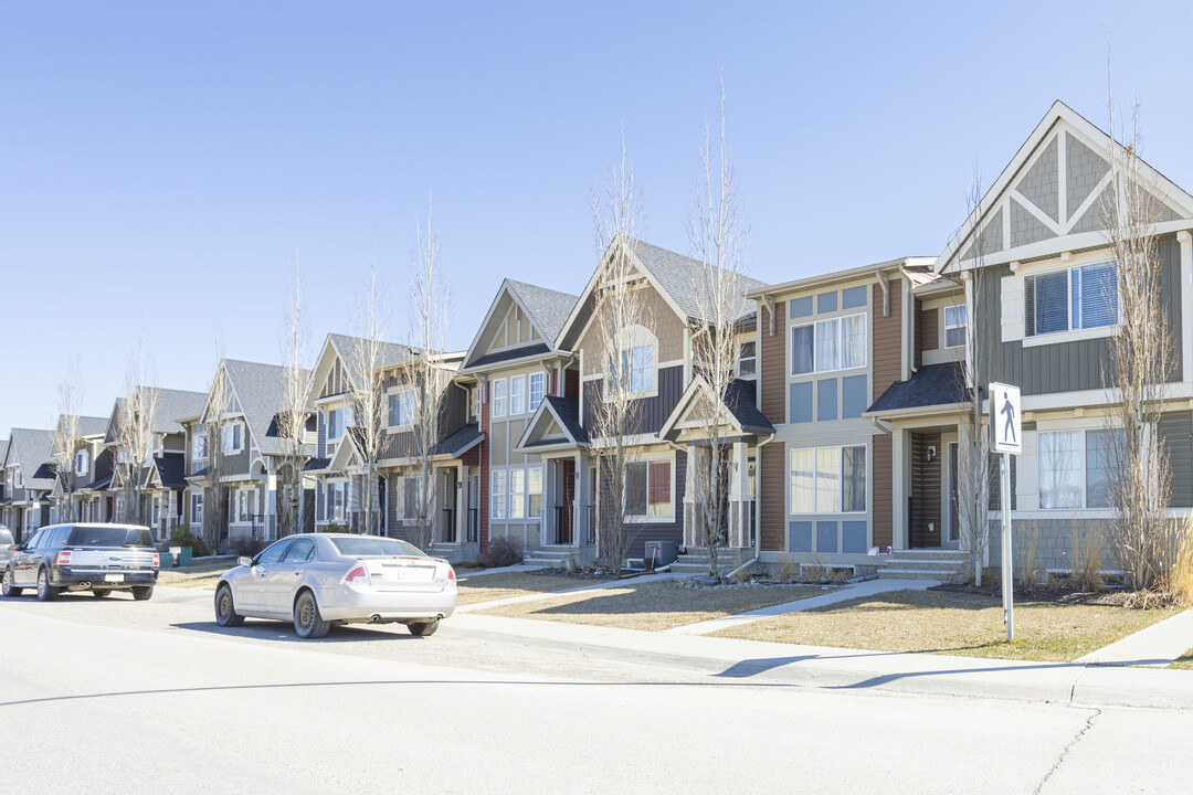 35 Fireside Pky in Cochrane, AB - Building Photo