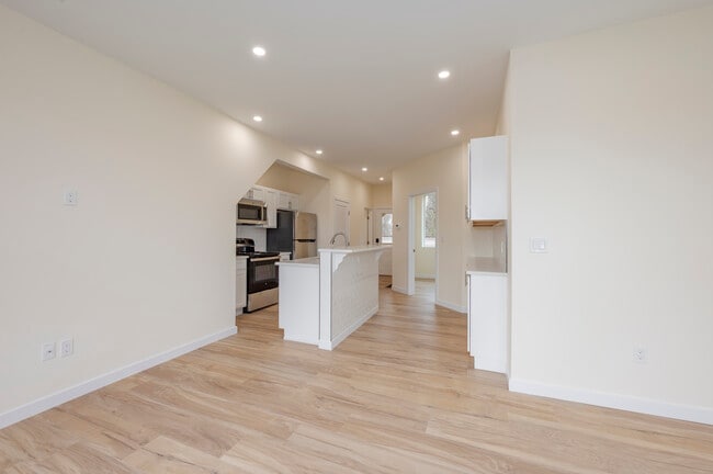 141 Bridge St in Middletown, CT - Building Photo - Interior Photo