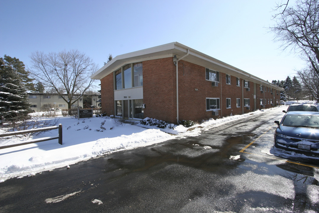 705 W Park Ave in Libertyville, IL - Foto de edificio