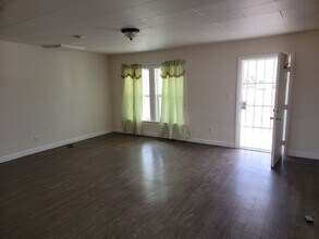 5040 Smoke Ranch Rd in Las Vegas, NV - Building Photo - Building Photo
