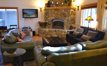 957 Tata Ln in South Lake Tahoe, CA - Building Photo - Building Photo