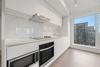 8 Wellesley St W in Toronto, ON - Building Photo - Building Photo