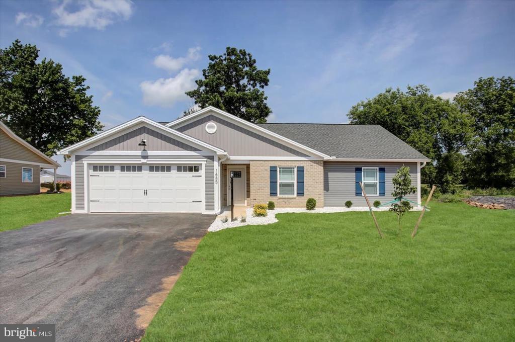 1485 Treeline Dr in Chambersburg, PA - Foto de edificio