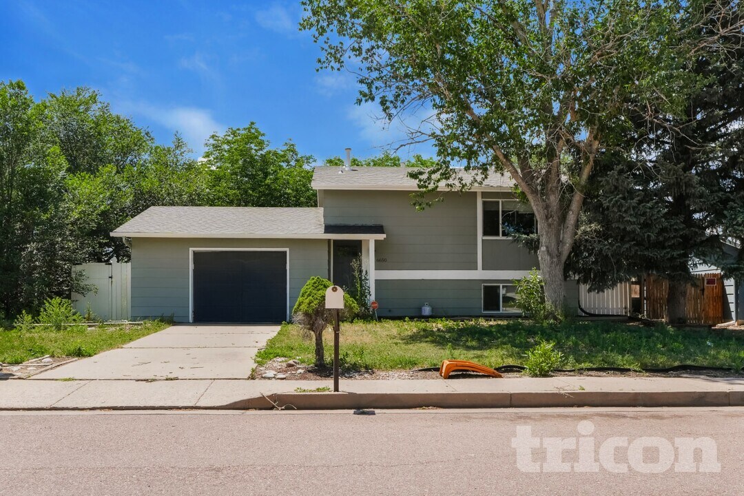 6650 Brook Forest Dr in Colorado Springs, CO - Foto de edificio