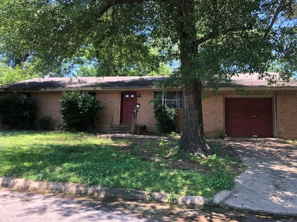 1295 E Houston St in Paris, TX - Building Photo