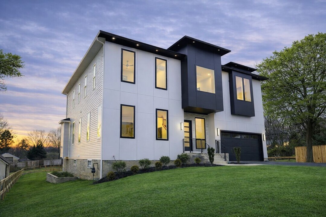 2613 Beacon Hill Rd in Alexandria, VA - Building Photo