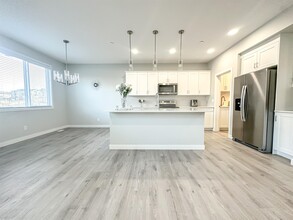 253 Lucas Cres NW in Calgary, AB - Building Photo - Building Photo