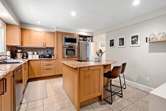 580 Dedham St, Unit 1 in Newton, MA - Building Photo - Building Photo