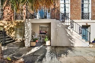 32 E Taylor St in Savannah, GA - Building Photo