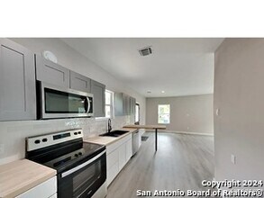 138 Hess St in San Antonio, TX - Building Photo - Building Photo