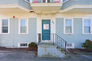 327 High St in Bristol, RI - Building Photo