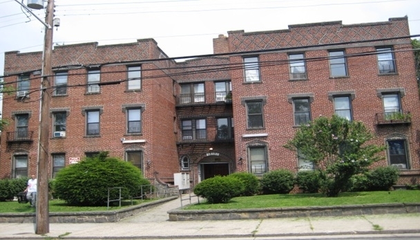 357 Jackson St in Hempstead, NY - Foto de edificio - Building Photo