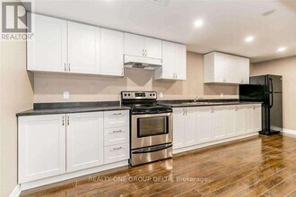 8 Charlemagne Ave in Barrie, ON - Building Photo - Building Photo