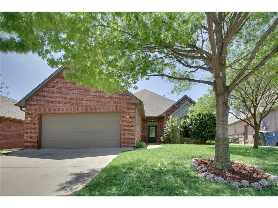 736 Longmeadow Ln in Edmond, OK - Building Photo