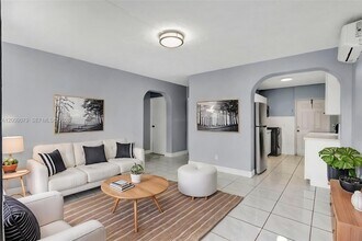 2456 NW 6th St in Pompano Beach, FL - Building Photo - Building Photo