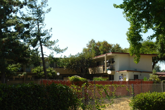 The fontana apartments in Fremont, CA - Foto de edificio - Building Photo