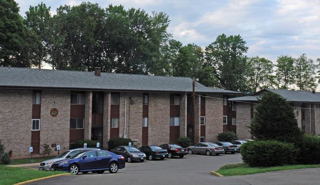 Evergreen Park Garden in Vestal, NY - Foto de edificio - Building Photo