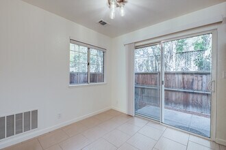 1013 Woodside Rd in Redwood City, CA - Foto de edificio - Building Photo