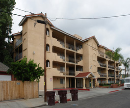 Villa Del Encanto in Santa Ana, CA - Foto de edificio - Building Photo