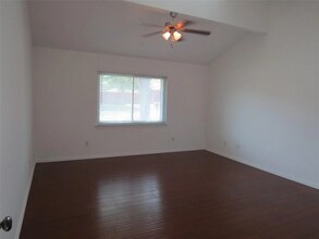 201 Kingsbridge Dr in Garland, TX - Building Photo - Building Photo