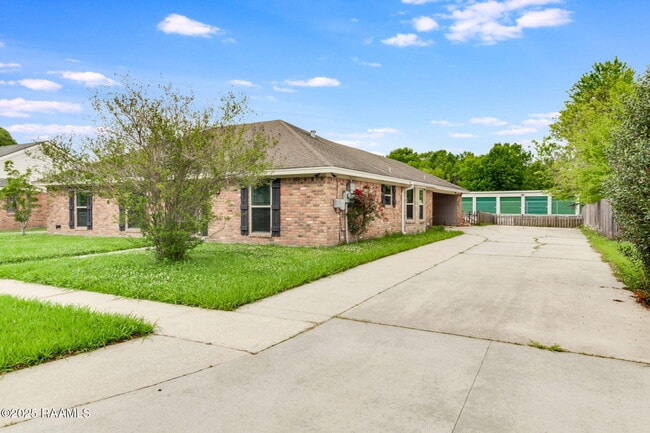 300 W Bonaire Dr in Lafayette, LA - Building Photo - Building Photo