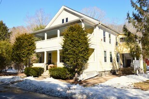 6 Pleasant St in Chester, CT - Building Photo