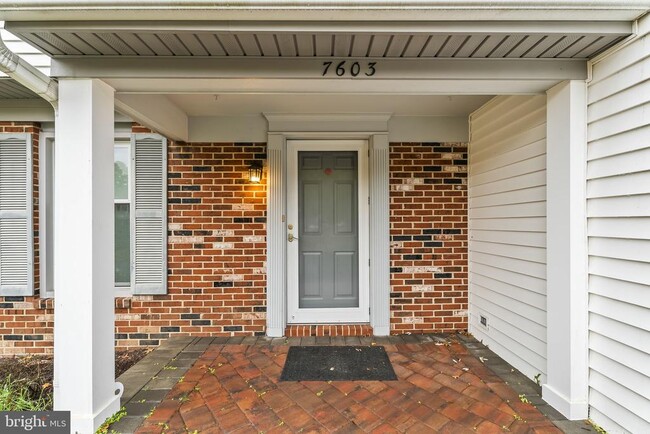 7603 Woodstown Dr in Springfield, VA - Building Photo - Building Photo