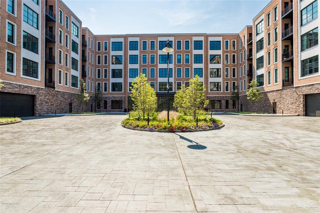 100 Garvies Point Rd in Glen Cove, NY - Building Photo