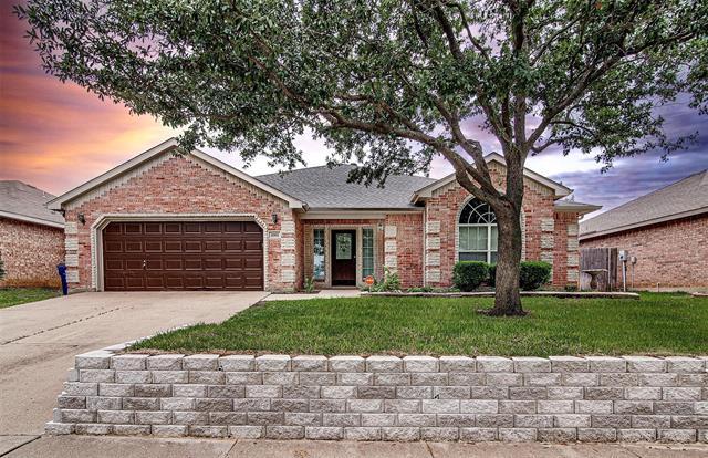 1001 Benjamin Dr in Burleson, TX - Foto de edificio