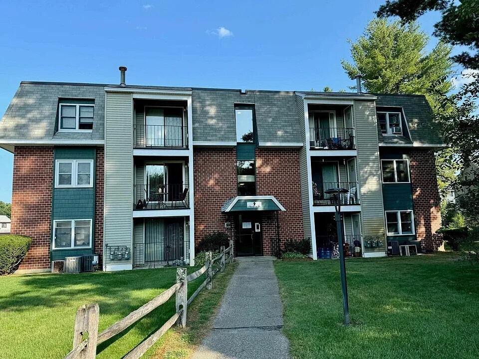 2 Roedean Dr, Unit 304 in Nashua, NH - Building Photo