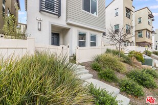 713 Daniel Freeman Cir in Inglewood, CA - Building Photo