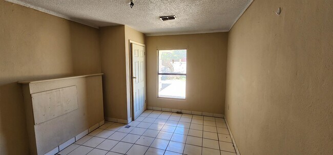 2016 S India Ave, Unit 1 in Laredo, TX - Foto de edificio - Building Photo