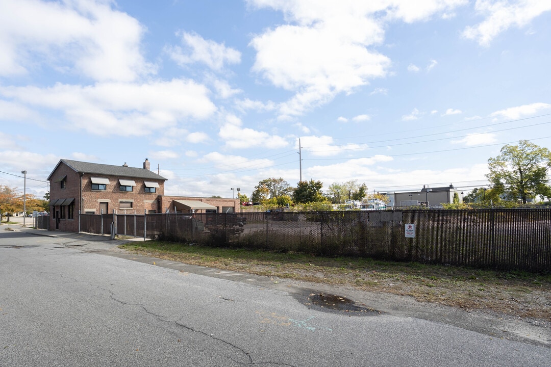 The Gramercy Bay in Bay Shore, NY - Building Photo