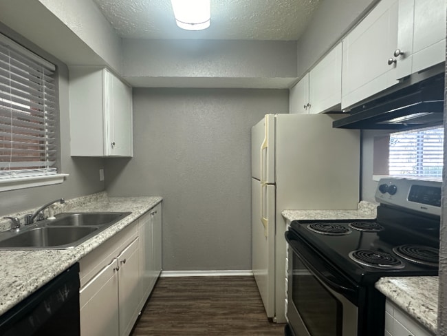 2114 E Marshall Ave in Longview, TX - Foto de edificio - Building Photo