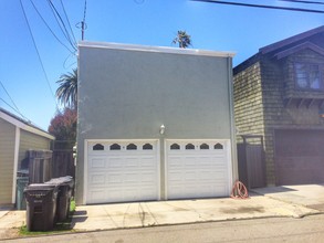 320 8th St in Huntington Beach, CA - Foto de edificio - Building Photo