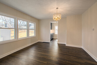 2105 W 73rd St in Prairie Village, KS - Foto de edificio - Building Photo
