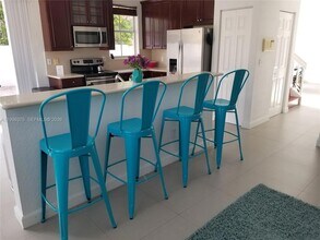 4719 NW 96th Pl in Doral, FL - Foto de edificio - Building Photo