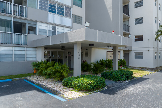 Three Seasons in North Miami Beach, FL - Building Photo - Building Photo