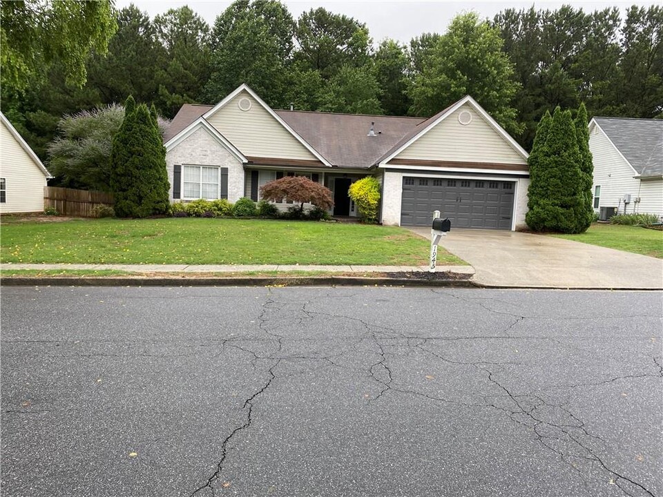 1945 Nichols Landing Way in Dacula, GA - Building Photo