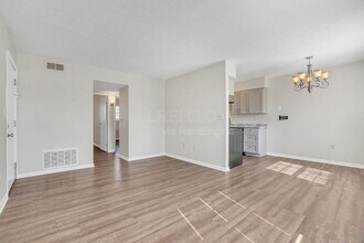 3325 Breckenridge Ln in Louisville, KY - Building Photo - Building Photo