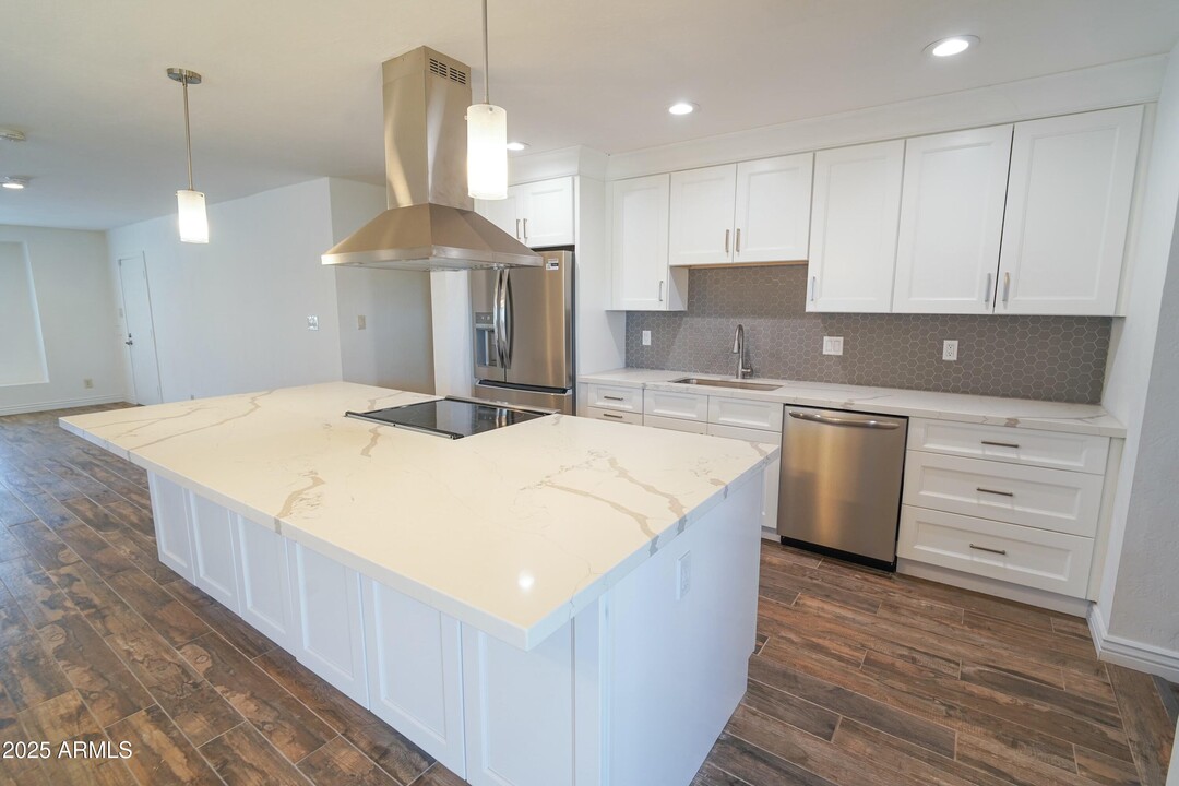 8608 E Highland Ave in Scottsdale, AZ - Building Photo