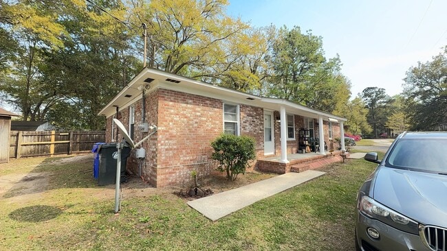 1746 E Avalon Cir in Charleston, SC - Building Photo - Building Photo
