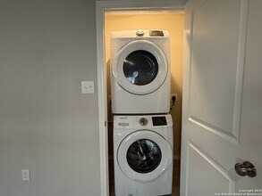 9011 Little Hoss in Converse, TX - Foto de edificio - Building Photo