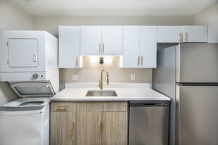 Pembroke Lake Apartments in Virginia Beach, VA - Building Photo