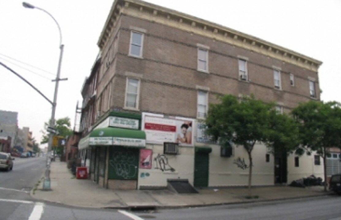 905 Metropolitan Ave in Brooklyn, NY - Building Photo